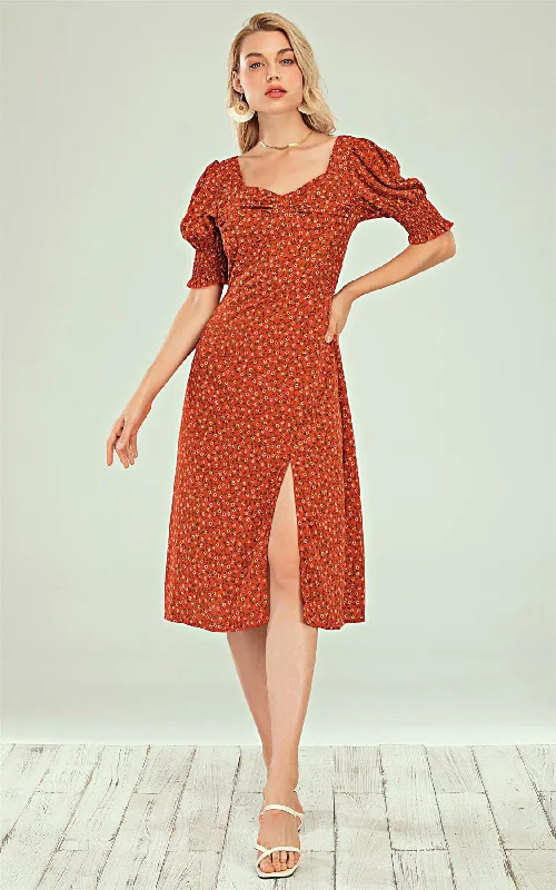 Midi dresses with gathered skirts for a full and flowing silhouette Kurzärmliges Midikleid mit geteiltem Bein und rotem Ditsy-Blumendruck Midi dresses with gathered skirts for a full and flowing silhouette Kurzärmliges Midikleid mit geteiltem Bein und rotem Ditsy-Blumendruck
