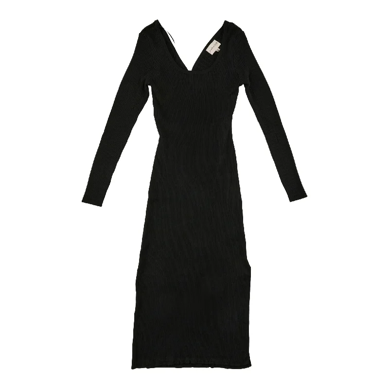 Maxi dresses with a criss - cross back for a flirty and unique detailWomen's Long Sleeve V-Neck Sweater Dress Maxi dresses with a criss - cross back for a flirty and unique detailWomen's Long Sleeve V-Neck Sweater Dress